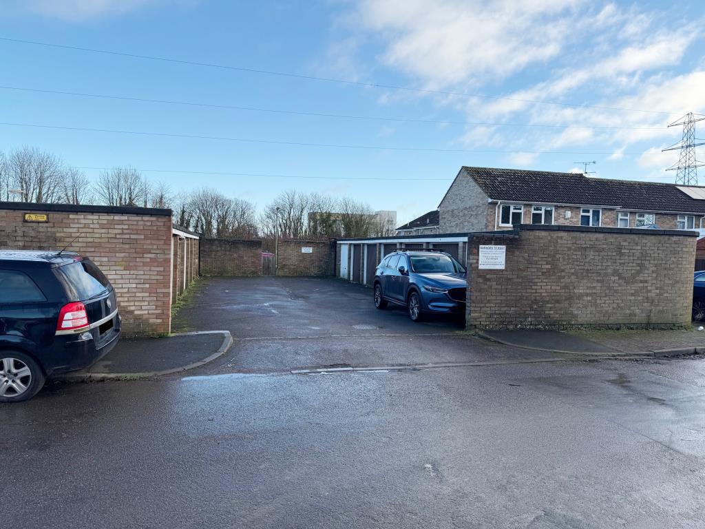 Lot: 21 - FREEHOLD FORECOURT GIVING ACCESS TO GARAGES - General view of garages